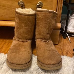 Women’s tan Ugg boot